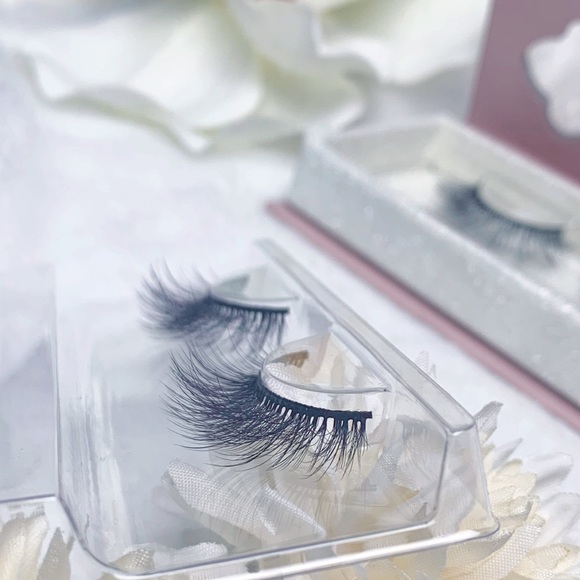 Romance lashes - Picture 2 of 3